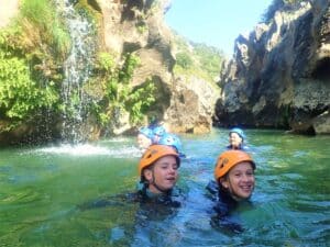 Les joies de la baignade et du floating dans le canyon du diable à St Guilhem le Désert