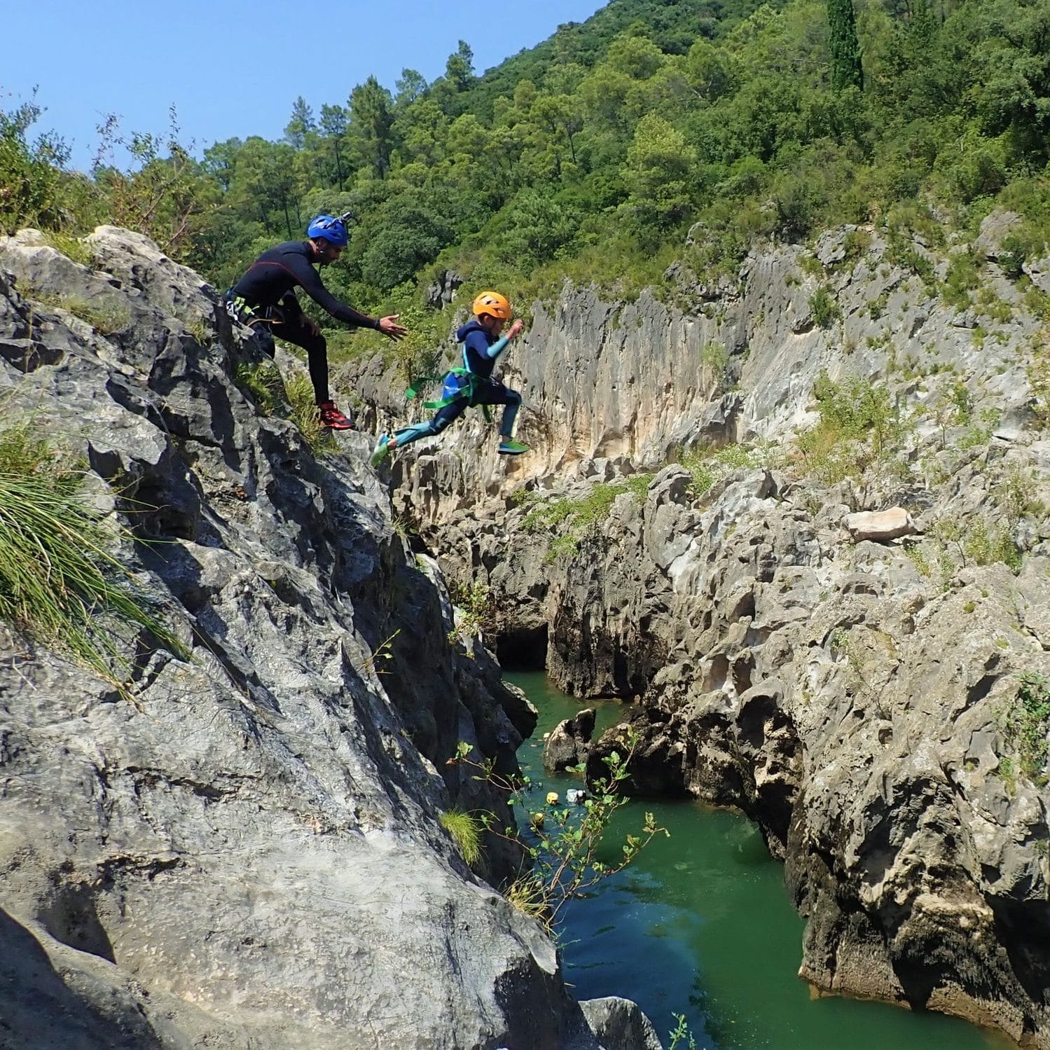 Canyoning Hérault, saut de 10 m !