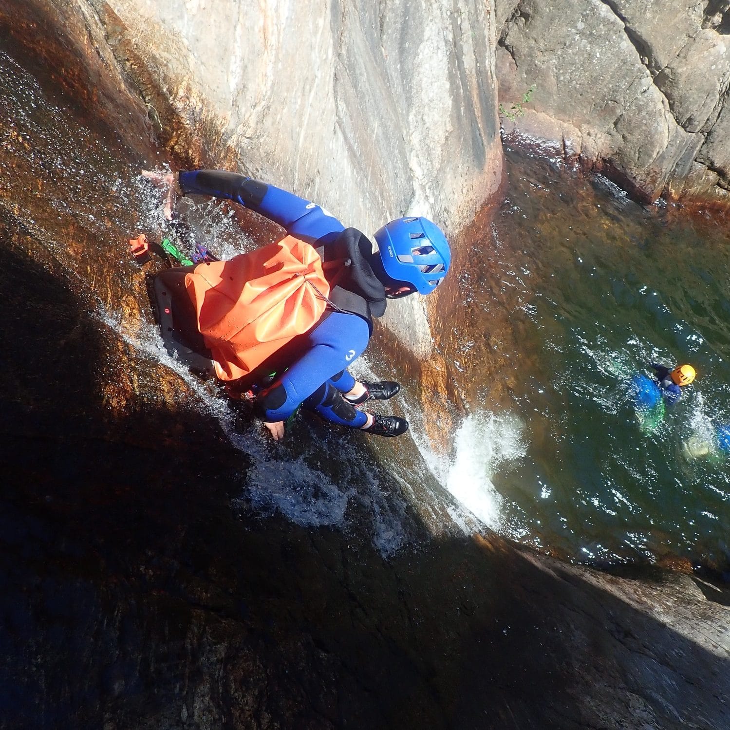 Canyoning dans le Caroux, premier toboggan du parcours !