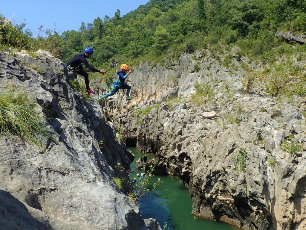 Canyoning Hérault, saut de 10 m !