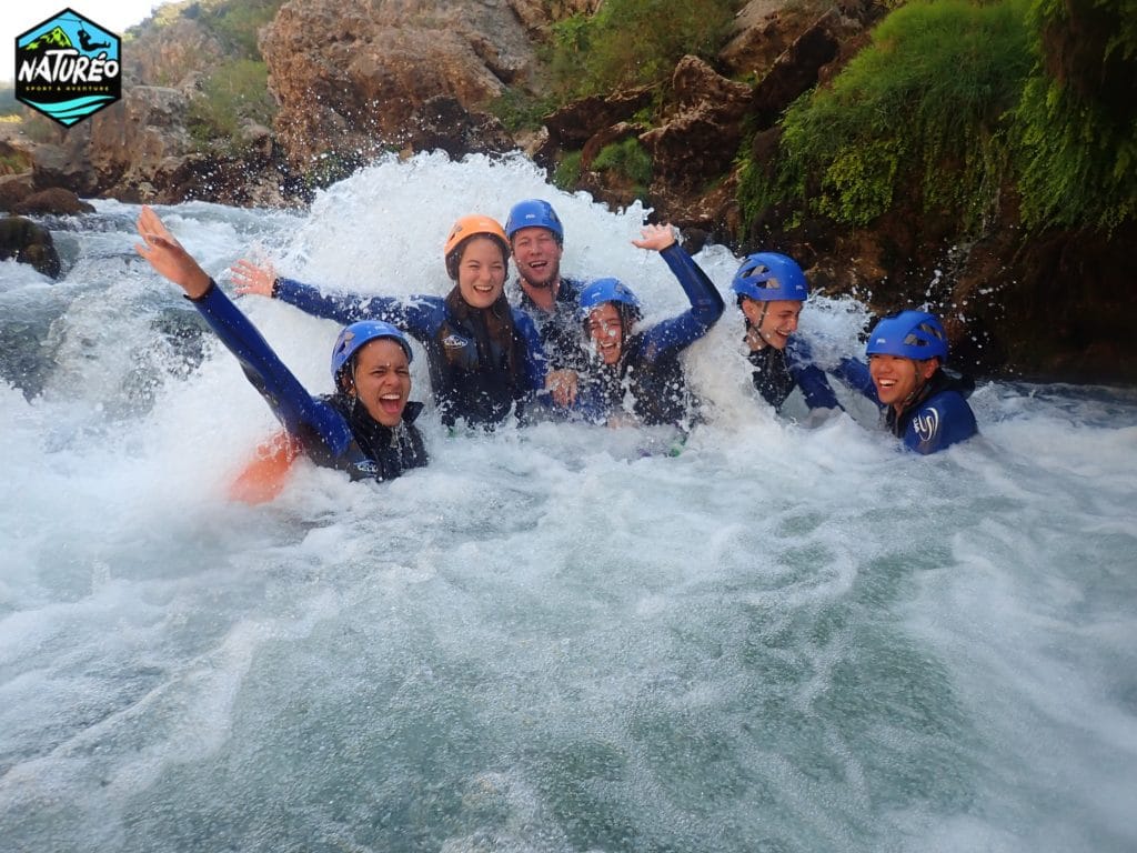 Jeux aquatiques et pose photo dans un fort débit d'eau de l'Hérault !