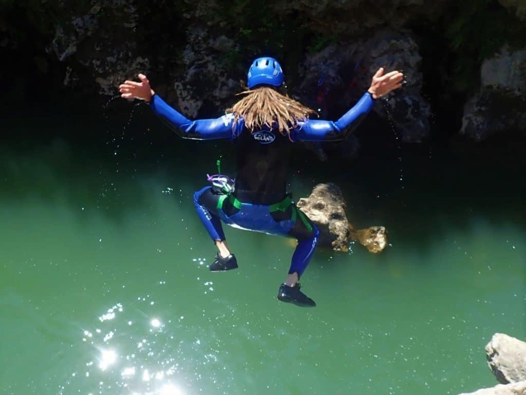 Le saut du rasta man dans ce parcours canyoning découverte près de Montpellier ! !