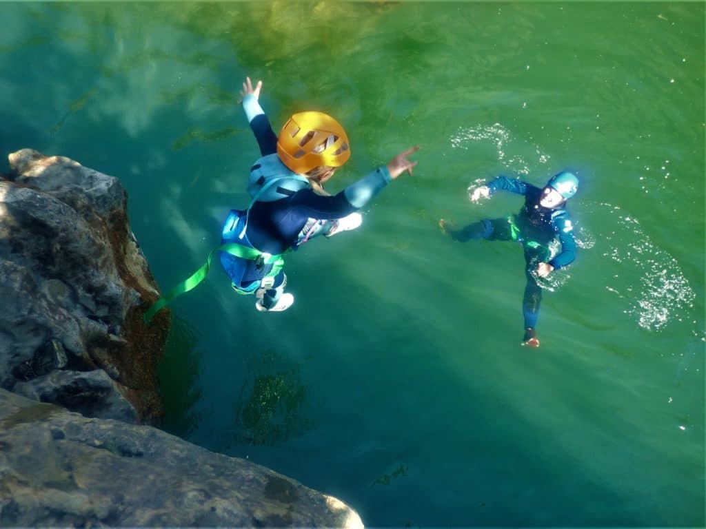 Activité de plein air en famille : Complicité entre un père et sa fille de 7 ans dans le canyon du diable à St Guilhem le désert !