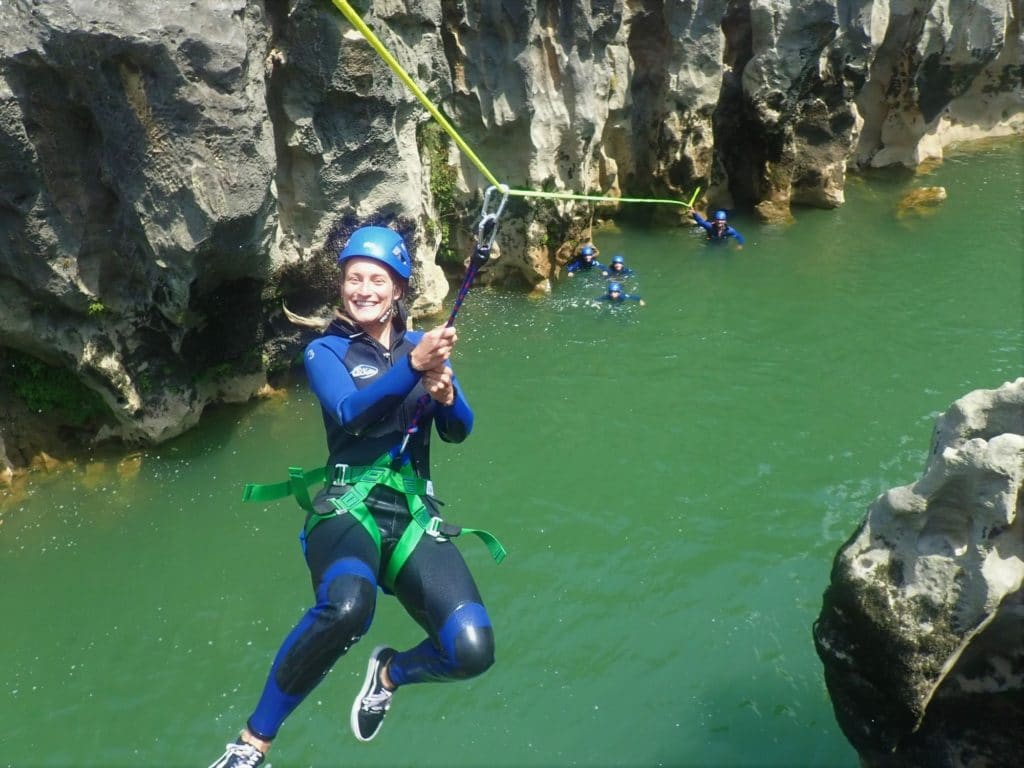 Tyrolienne splash dans la partie haute du canyon !