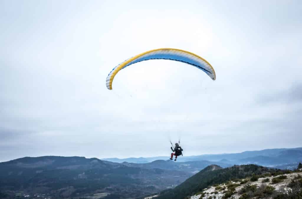 Sport outdoor en Occitanie, décollage parapente au cirque du bout du monde