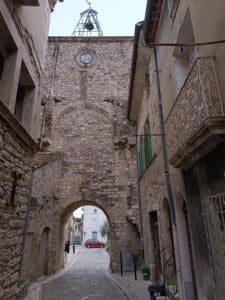 Les fortifications du village, donnant sur la place centrale.