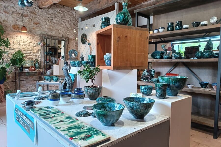 "Le comptoir des oxydes", l'un des nombreux ateliers de potiers à Saint-Jean-de-Fos