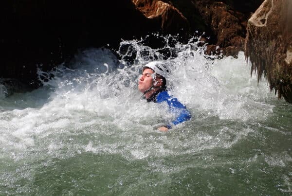 Canyoning et activités d'eaux vives dans les gorges de l'Hérault. Super débit d'eau !