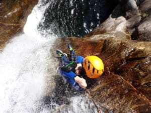 L'un des nombreux toboggans naturels dans ce parcours canyoning pour débutant du rec grand.